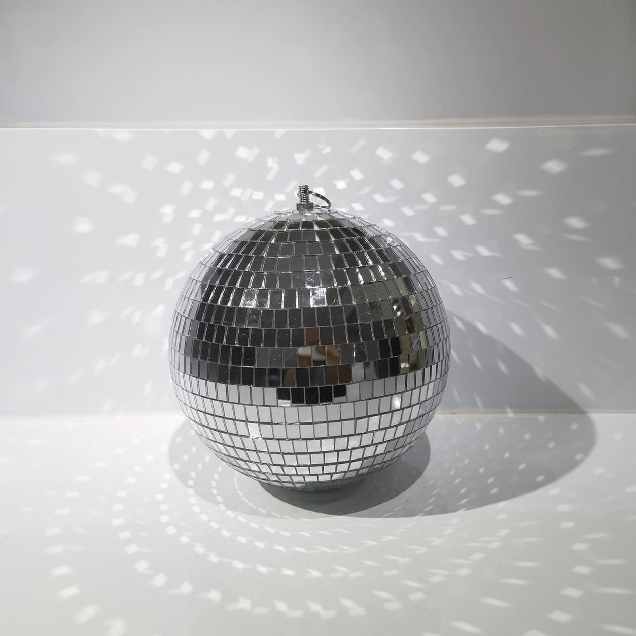 Grande boule à facettes décorative
