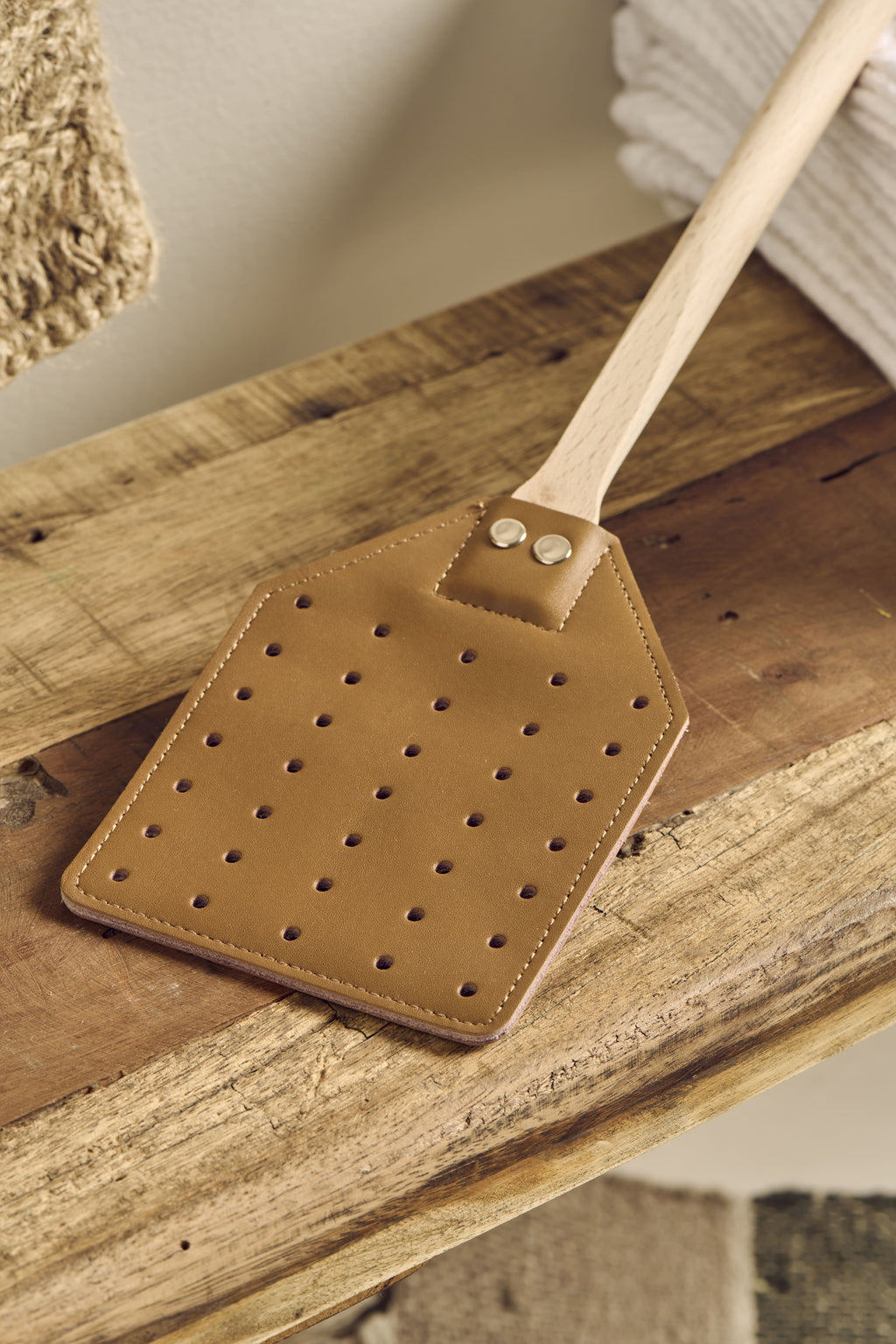 Tapette à Mouches en Cuir et Bois de Hêtre