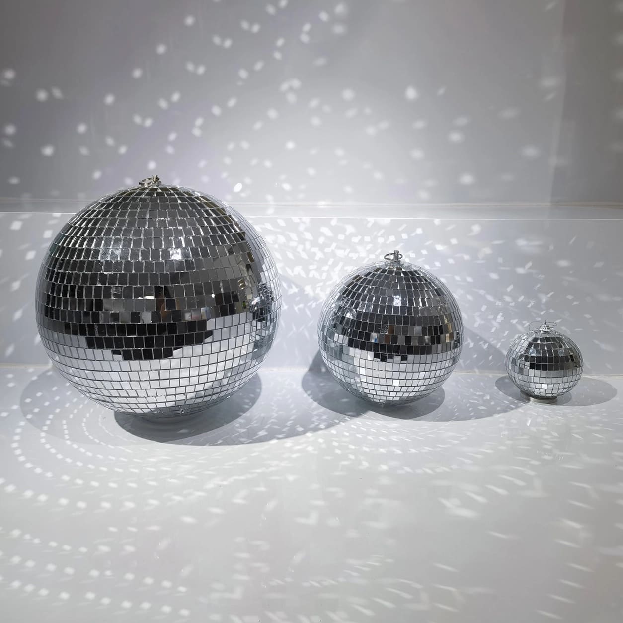 Grande boule à facettes décorative