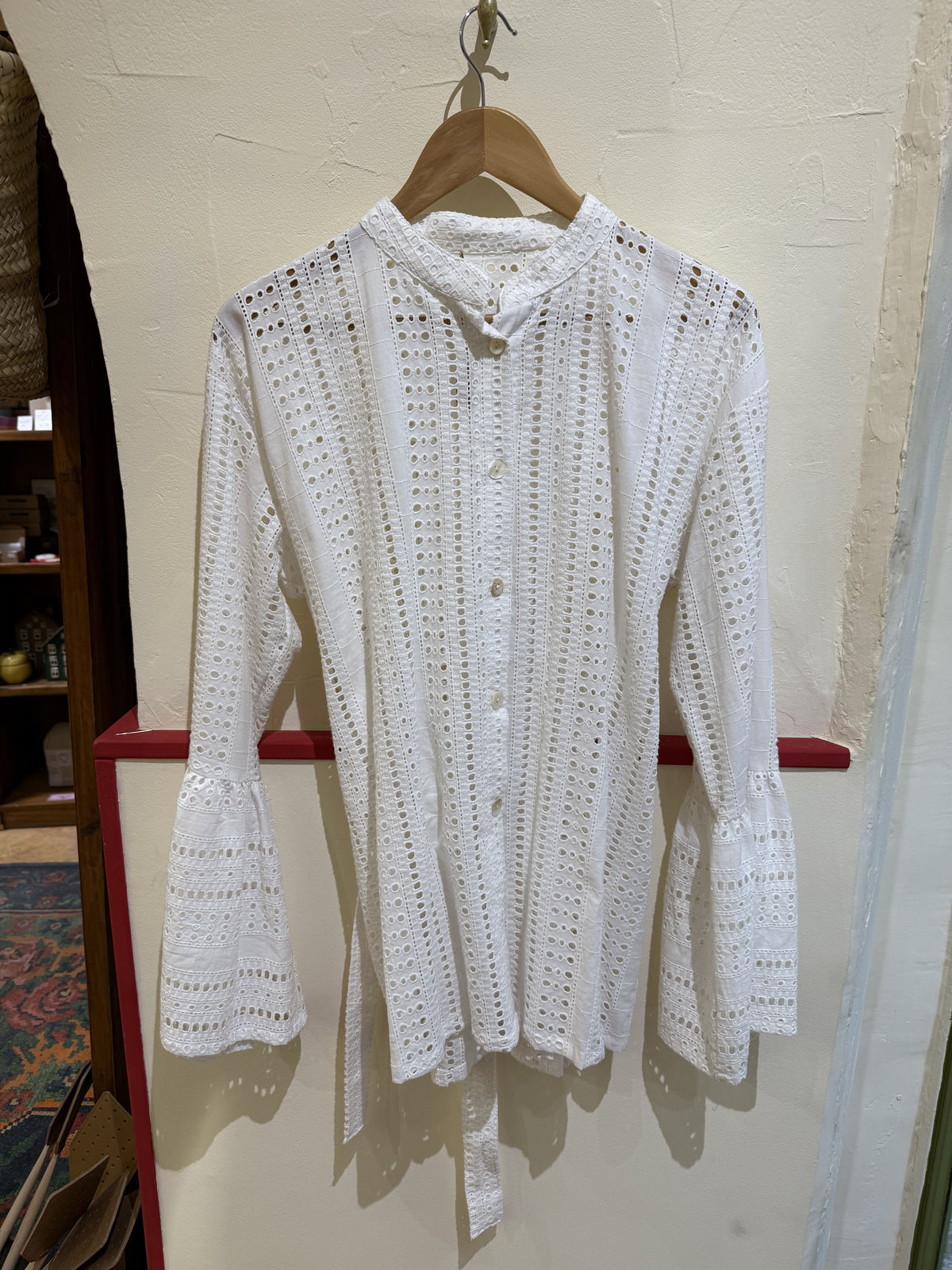 Blouse femme en coton brodé - Manches évasées & lien à nouer