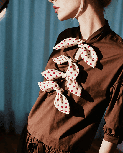 Blouse marron à pois rouges Carmen Says