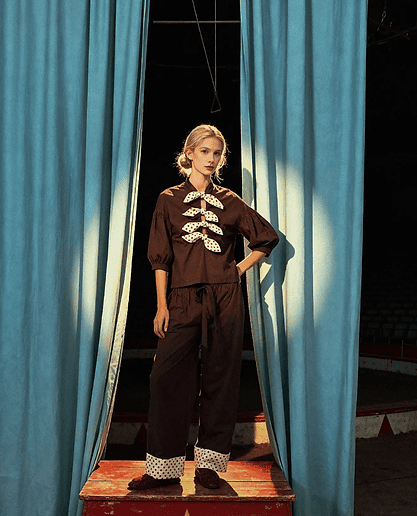Blouse marron à pois rouges Carmen Says