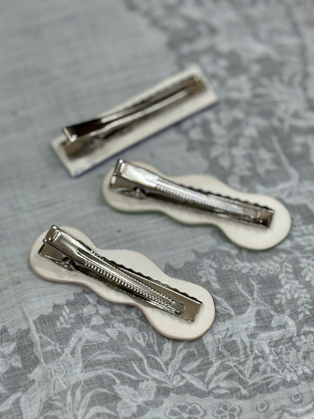 Barrette en céramique émaillée bleue artisanale