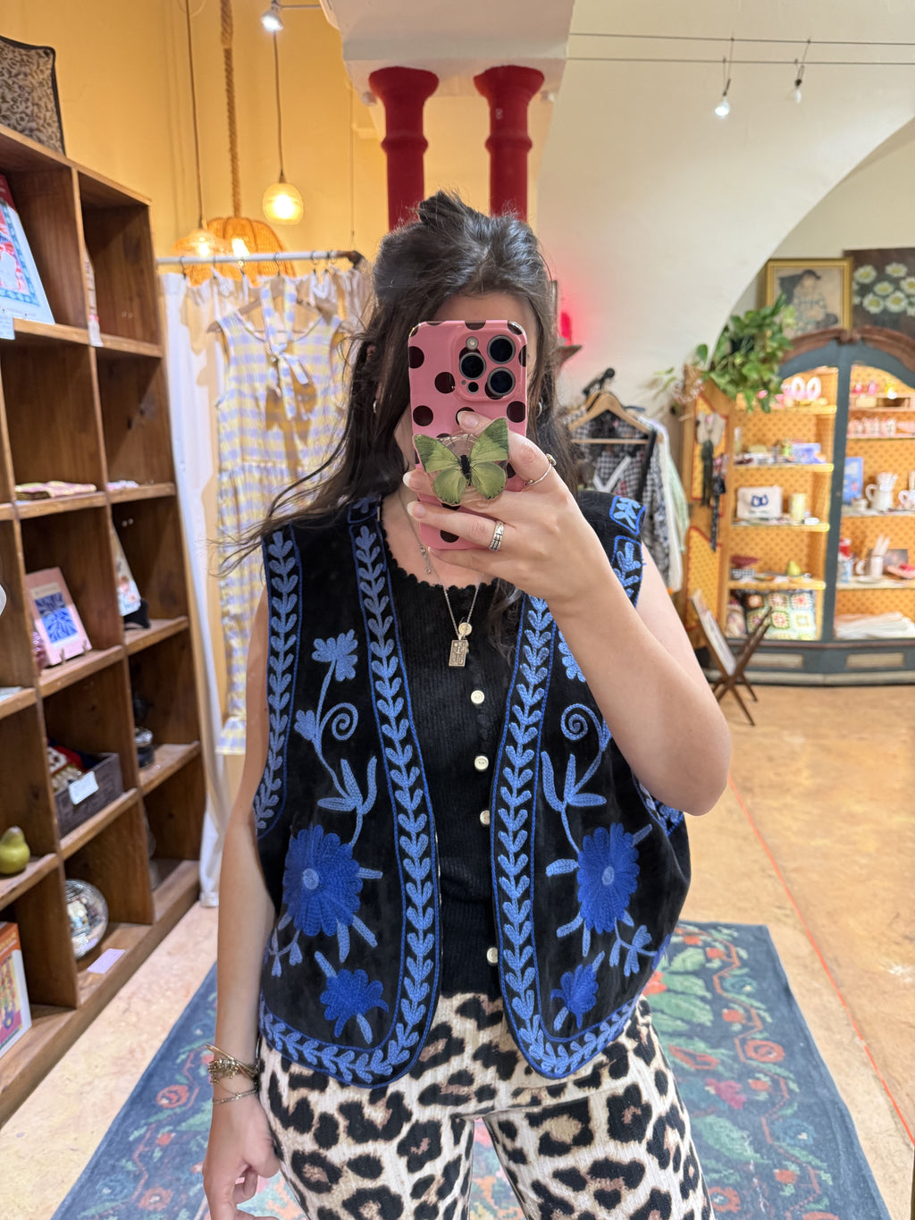 Gilet femme oversize en velours noir brodé bleu