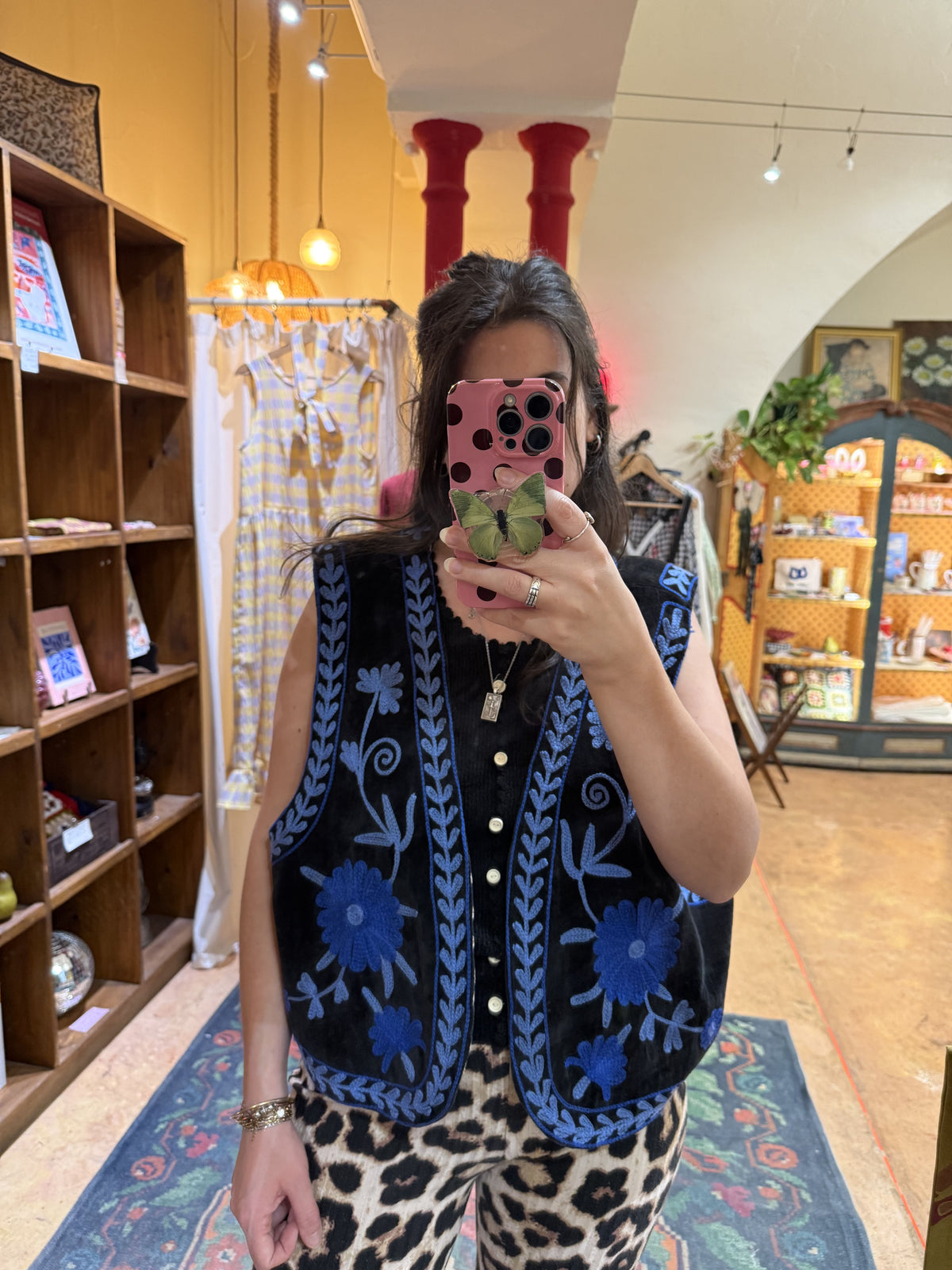 Gilet femme oversize en velours noir brodé bleu