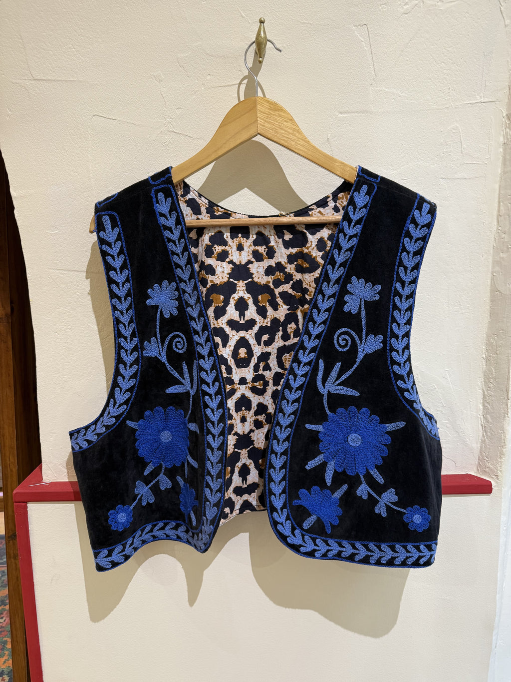 Gilet femme oversize en velours noir brodé bleu