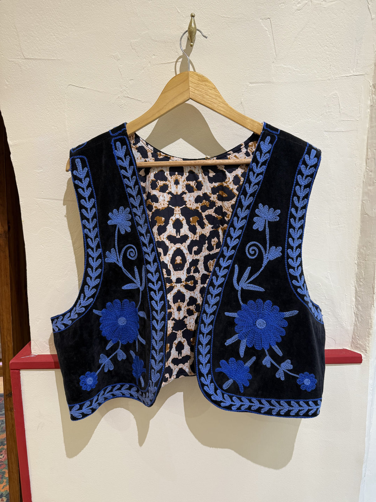 Gilet femme oversize en velours noir brodé bleu