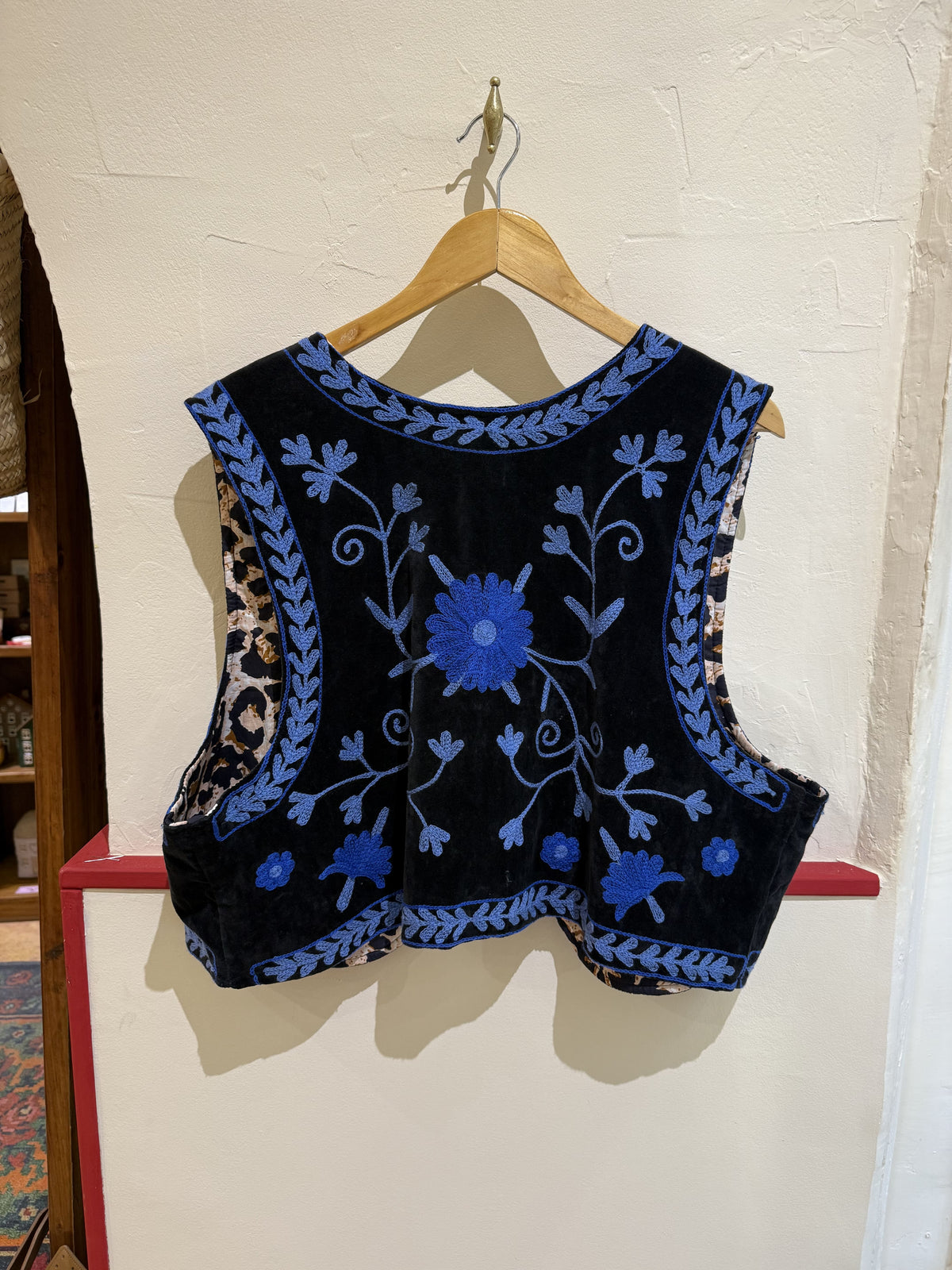Gilet femme oversize en velours noir brodé bleu