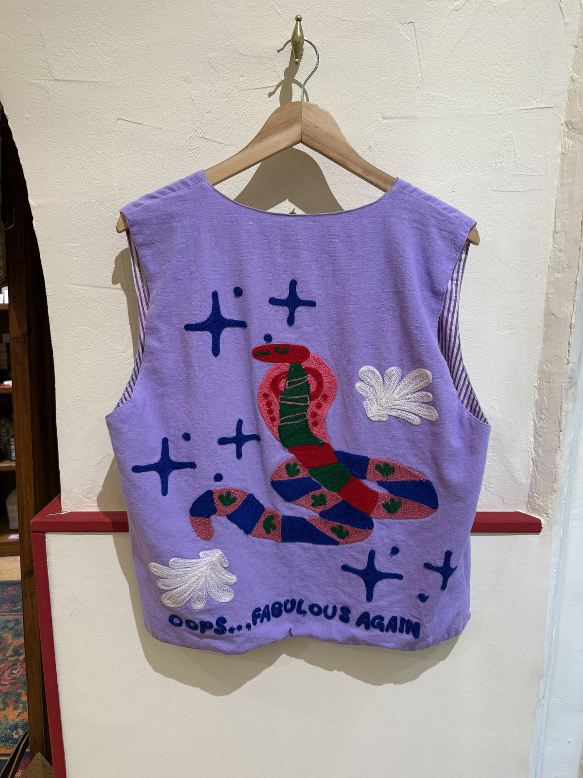 Gilet femme en coton violet clair brodé - « Oops.. fabulous again »