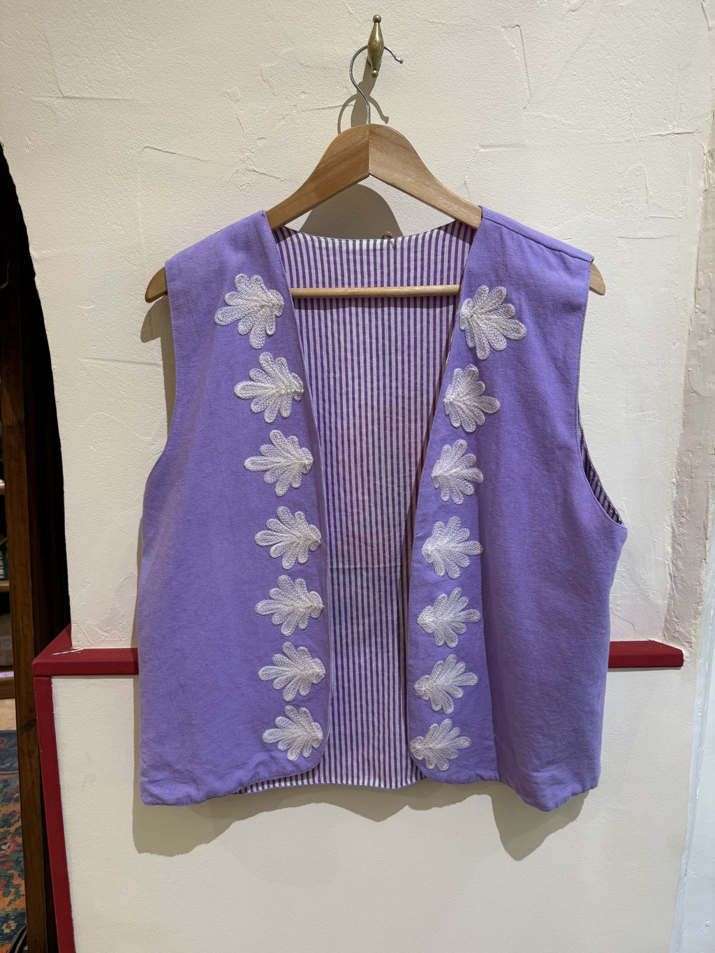 Gilet femme en coton violet clair brodé - « Oops.. fabulous again »