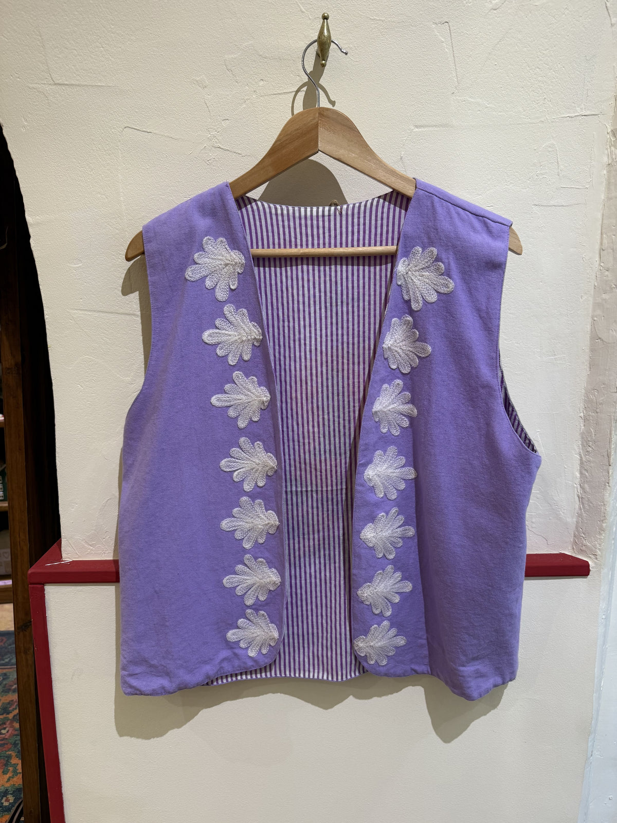 Gilet femme en coton violet clair brodé - « Oops.. fabulous again »