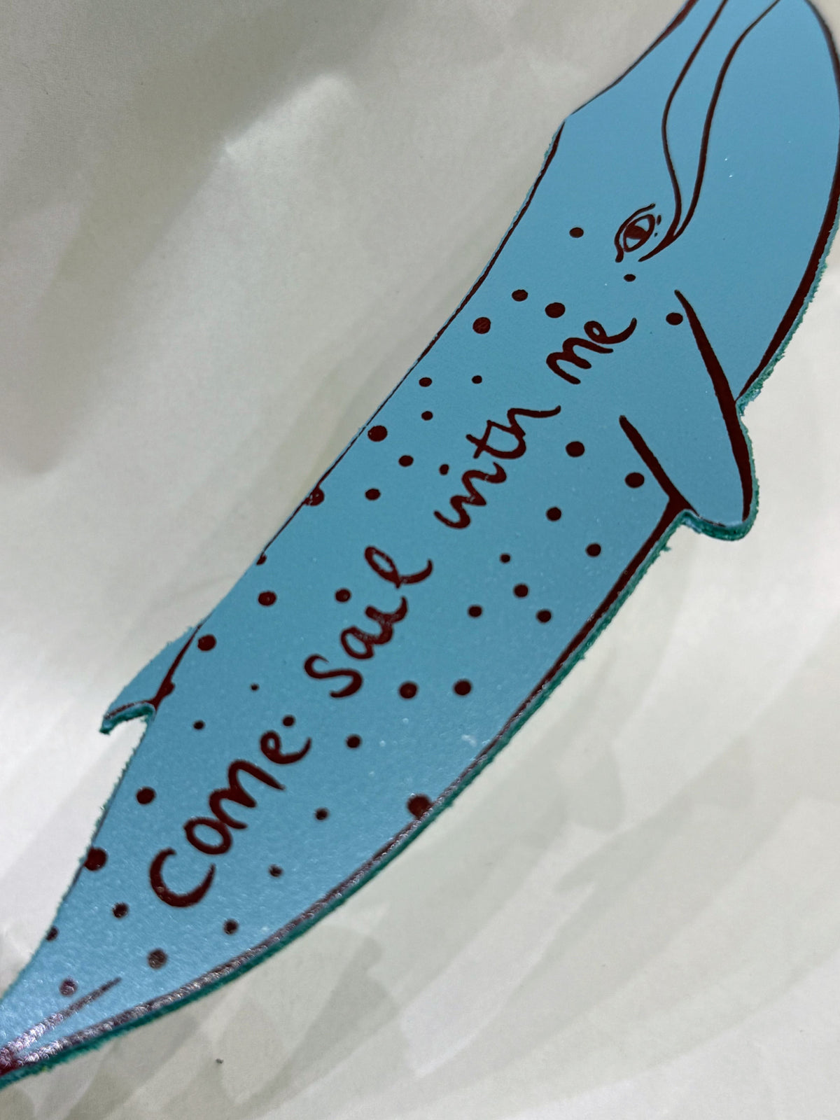 Marque-page baleine bleu-gris en cuir véritable