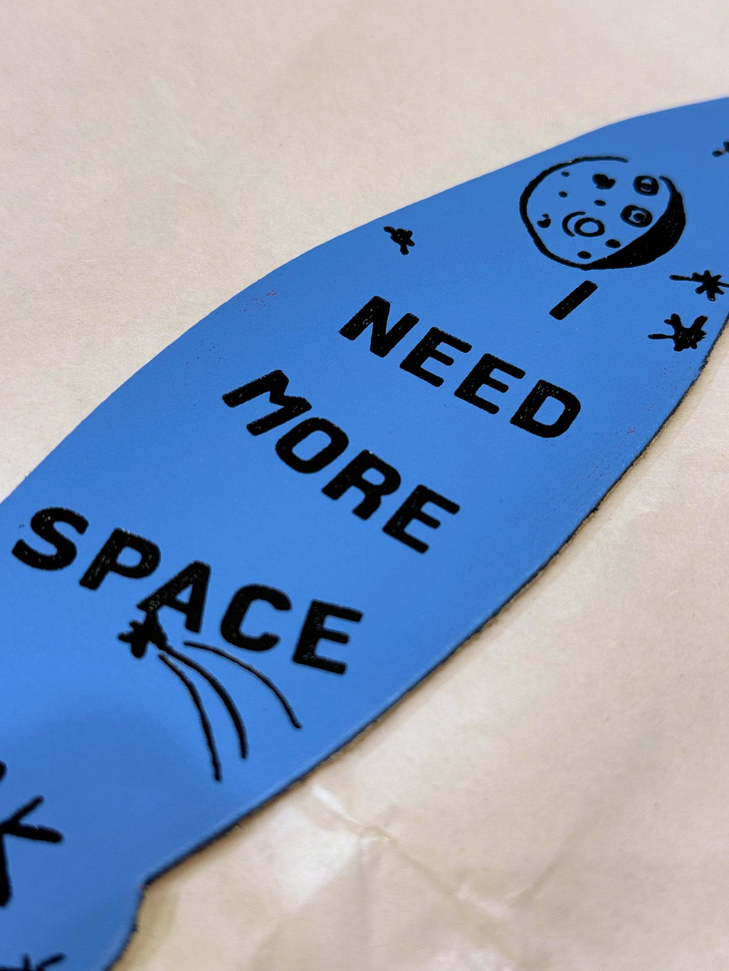Marque-Page Cuir Fusée "I Need More Space"