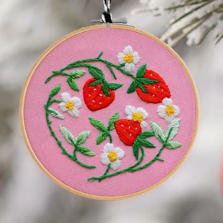 Kit DIY Décoration Brodée Fraises