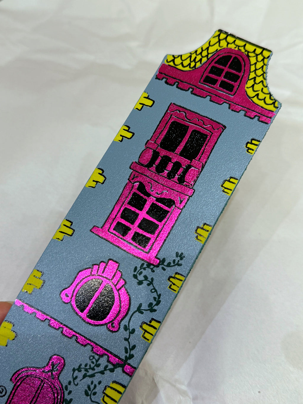 Marque-page maison de poupée gris en cuir véritable